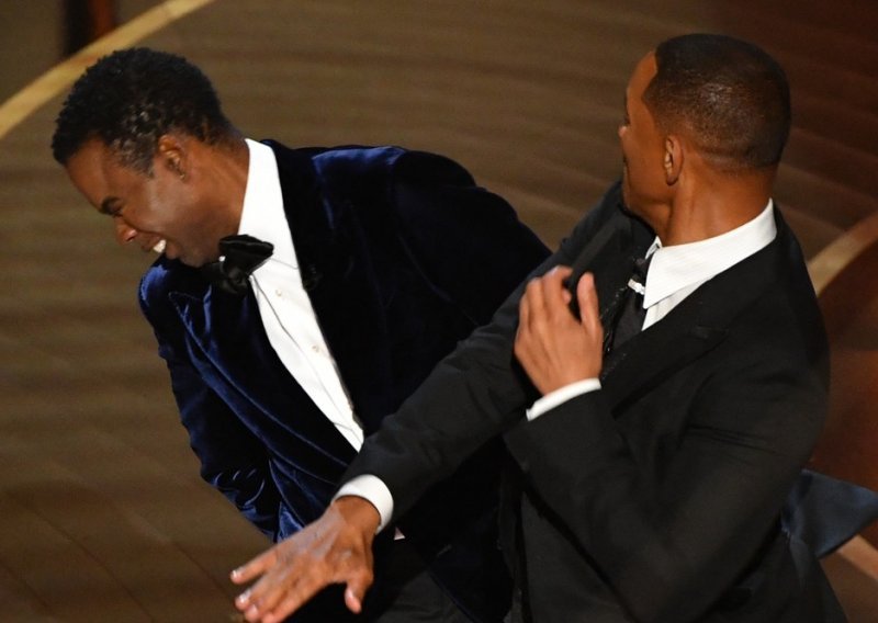 [VIDEO] Ovo je trenutak u kojem je Will Smith na dodjeli Oscara udario Chrisa Rocka, a poznato je i što ga je dovelo 'do ruba'