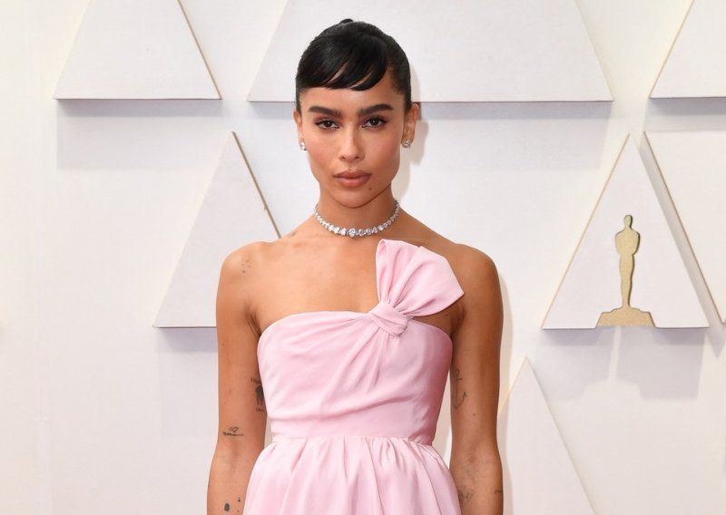 Prelijepa Zoë Kravitz mnoge je svojom elegantnom kreacijom u nježnoj ružičastoj podsjetila na legendarnu Audrey Hepburn