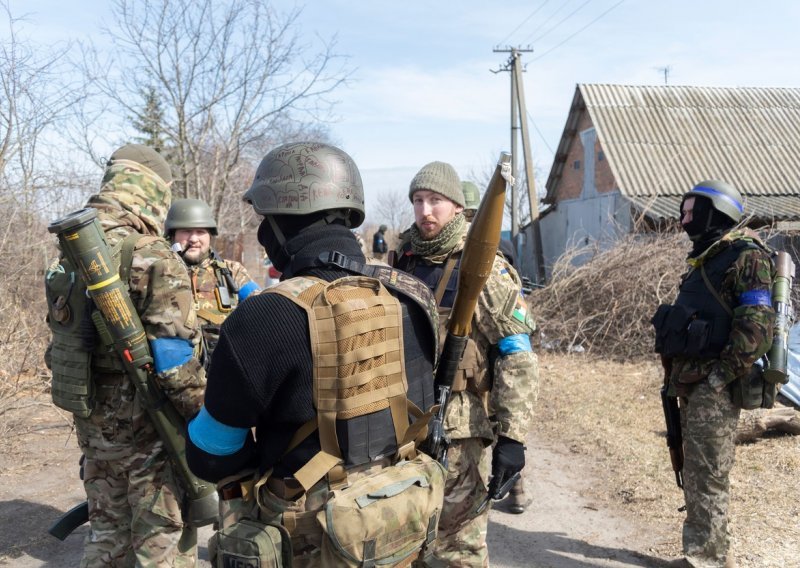 Rusi tvrde da se povlače, a Ukrajinci kažu da ih progone i odguruju od Kijeva
