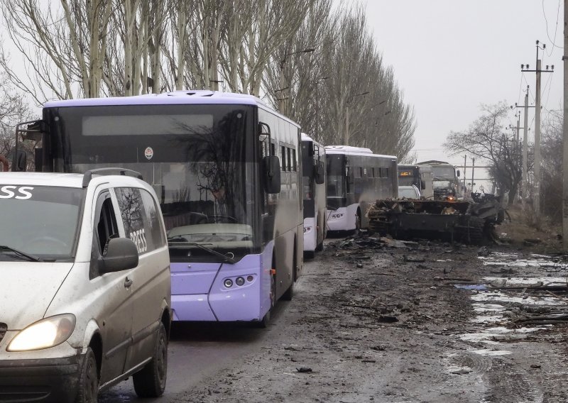 Ukrajina: Nakon dana prekida nastavljaju se evakuacije, potvrđena tri humanitarna koridora