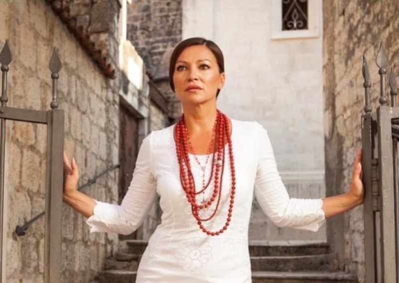 Šarmantan interijer: Nina Badrić pokazala djelić svoje kamene kuće na otoku Hvaru
