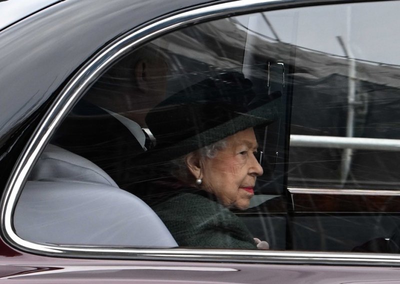 Kraljica Elizabeta II sve se više povlači sa svoje dužnosti i ostavlja monarhiju u njihovim rukama
