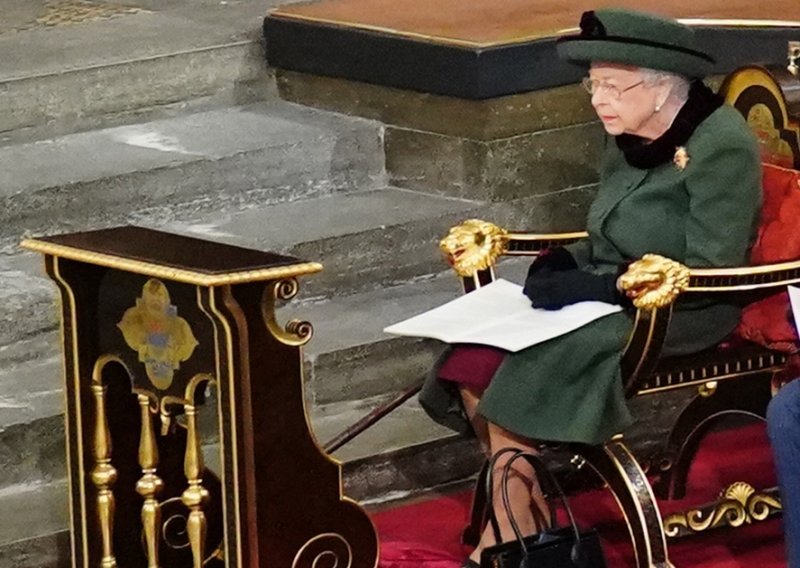 U pratnji osramoćenog sina, princa Andrewa, kraljica Elizabeta II se nakon šest mjeseci pojavila u javnosti