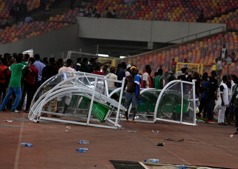 Ružne scene nakon utakmice koja je odlučivala o putniku na SP u Kataru; nogometaši spas potražili u svlačionicama