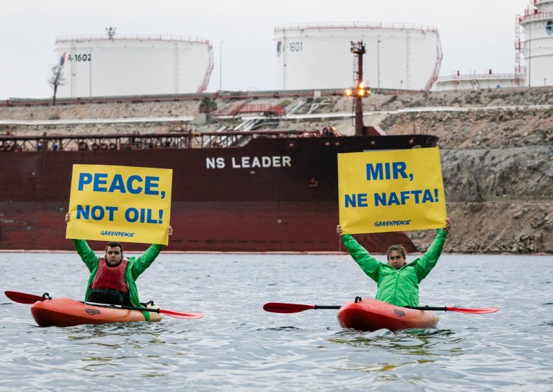 Kajaktivisti Greenpeacea prosvjedovali na moru u Omišlju: Ovaj rat financira se i trgovinom fosilnim gorivima