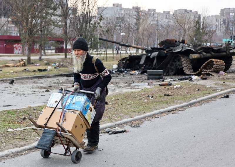 Rusi najavili prekid vatre kako bi se iz Mariupolja evakuirali civili. Ukrajinci tvrde da je Marjink gađan fosfornim granatama