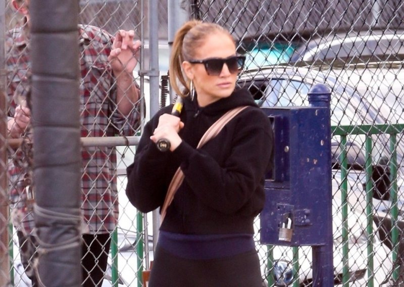 Sportski look joj odlično pristaje: Ni Jennifer Lopez nije odoljela trendi tenisicama