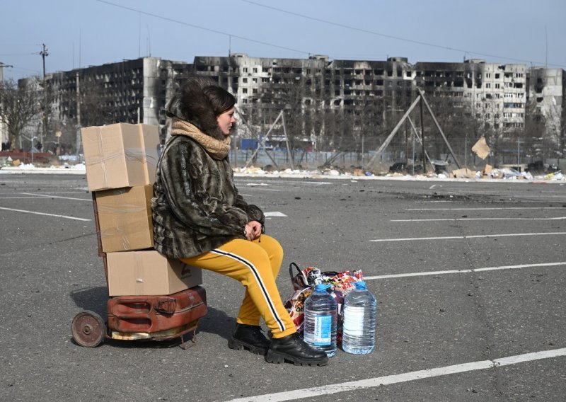 Pet tisuća Ukrajinaca koridorima izbjeglo iz ratne zone u srijedu