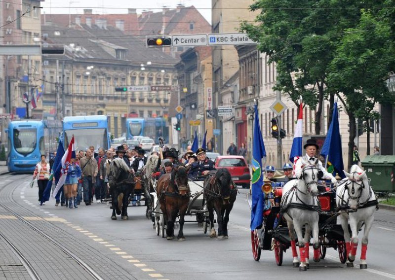 Bandićeva ludnica u Maksimiru: kočije, karanfili i grah