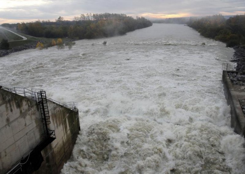 Na Dravi novi vodeni val, poplave moguće u Istri i Kvarneru