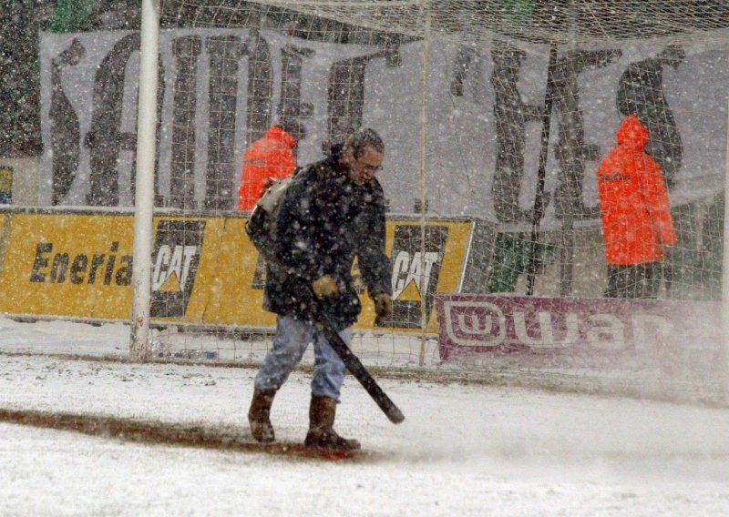 Zima pokazala zube u travnju; zbog snijega odgođena važna utakmica francuskog prvenstva