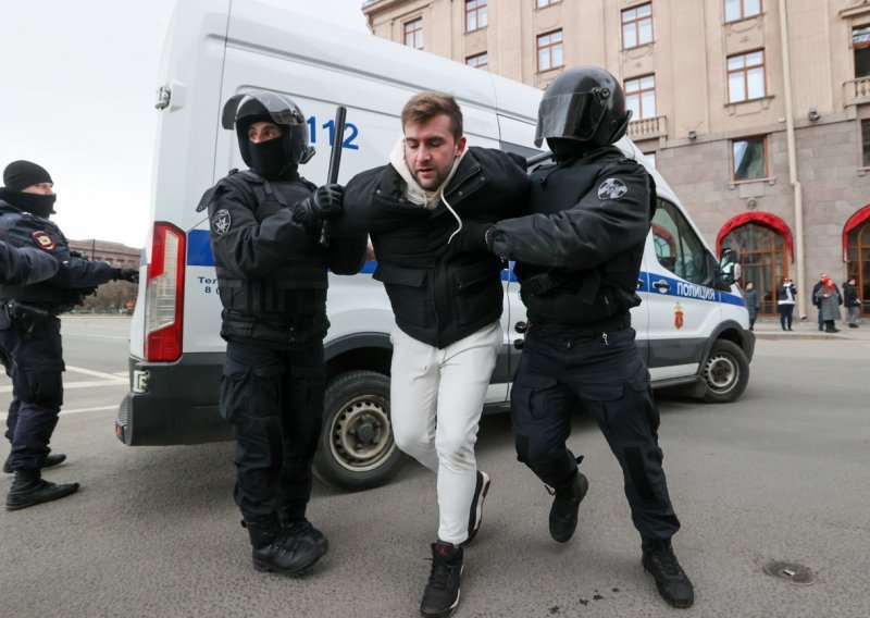 [FOTO] U Rusiji mirni prosvjedi protiv rata, uhićeno više od 170 demonstranata