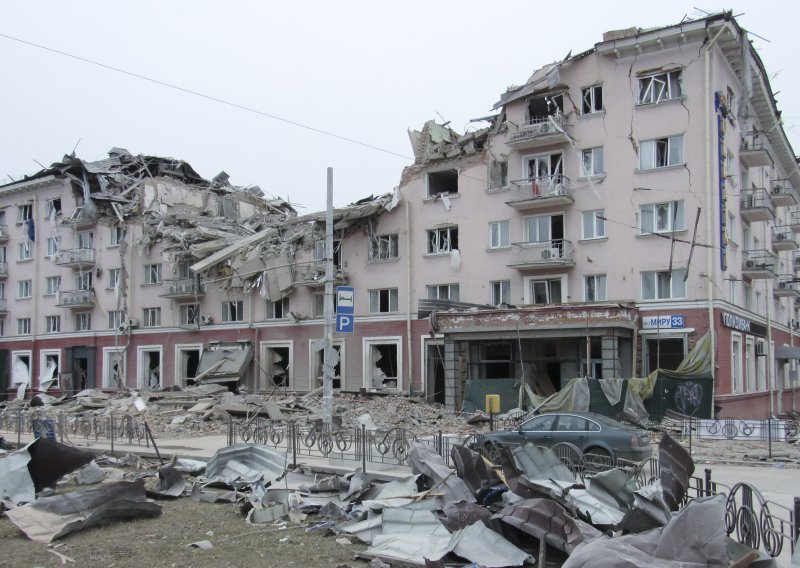Rus u znak prosvjeda na zgradu napisao imena napadnutih ukrajinskih gradova