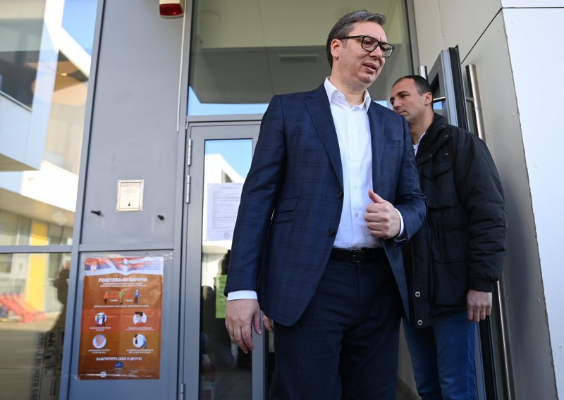 Vučić izrazio Schmidtu 'jasno neslaganje' s odlukama o imovini Republike Srpske