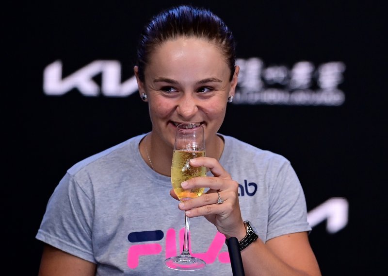 Ashleigh Barty šokirala je svijet prekidom teniske karijere, ali sada se zna i razlog? Primila se palice i pobjeđuje u ovom sportu