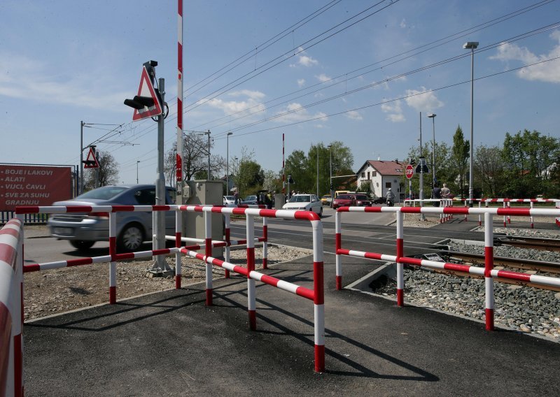Zagreb: U naletu vlaka poginula maloljetna osoba