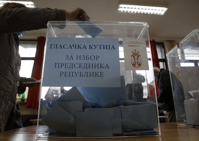[FOTO/VIDEO] Incidenti na izborima u Srbiji: Napadnuti političari, mrtvi na popisima…
