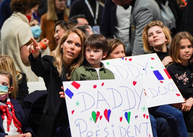 Na Macronovom predizbornom skupu pojavili se njegovi roditelji, ali i kćeri i unučad Brigitte Macron koji su pažnju ukrali simpatičnim plakatima