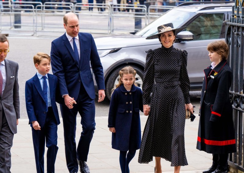 Kate i princ William preselit će se kako bi bili bliže kraljici, čak traže i škole u tom području