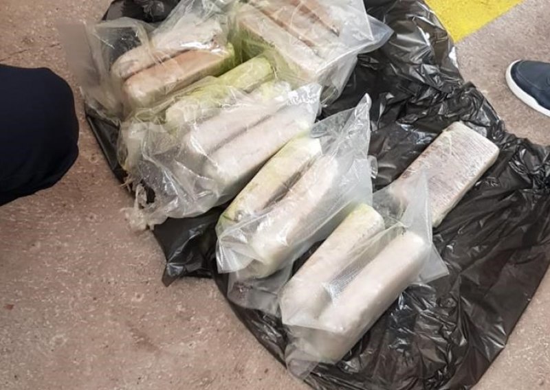Dubrovački carinici na Kleku 'uhvatili' Albanca sa 7,4 kilograma heroina