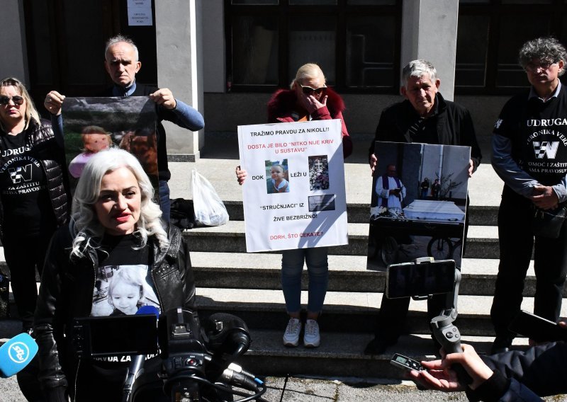 Prosvjed uoči početka suđenja za smrt djevojčice Nikol u Slavonskom Brodu: Ne želimo da se pronađu olakotne okolnosti