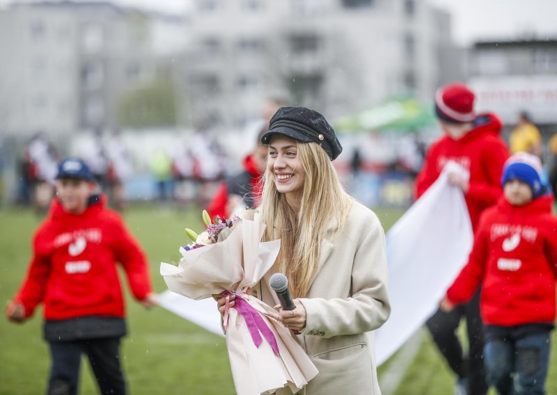 Albina u zagrljaju mladog hajdukovca poručuje da je zaljubljena do ušiju