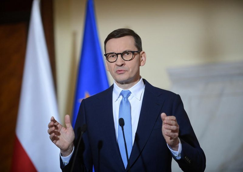 Poljski premijer kritizirao Macrona: 'Nitko ne pregovara s Hitlerom'