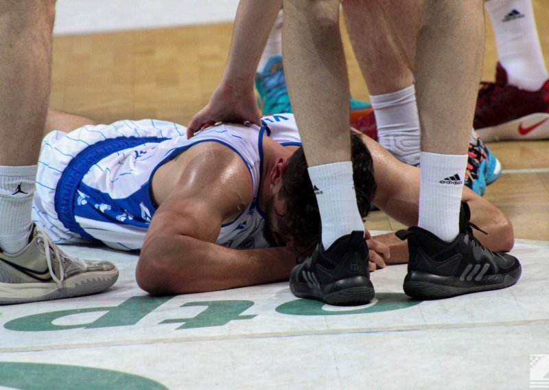 Teška ozljeda košarkaša Zadra Domagoja Vukovića. Nekoliko sekundi prije kraja odjednom se u bolovima srušio na pod...