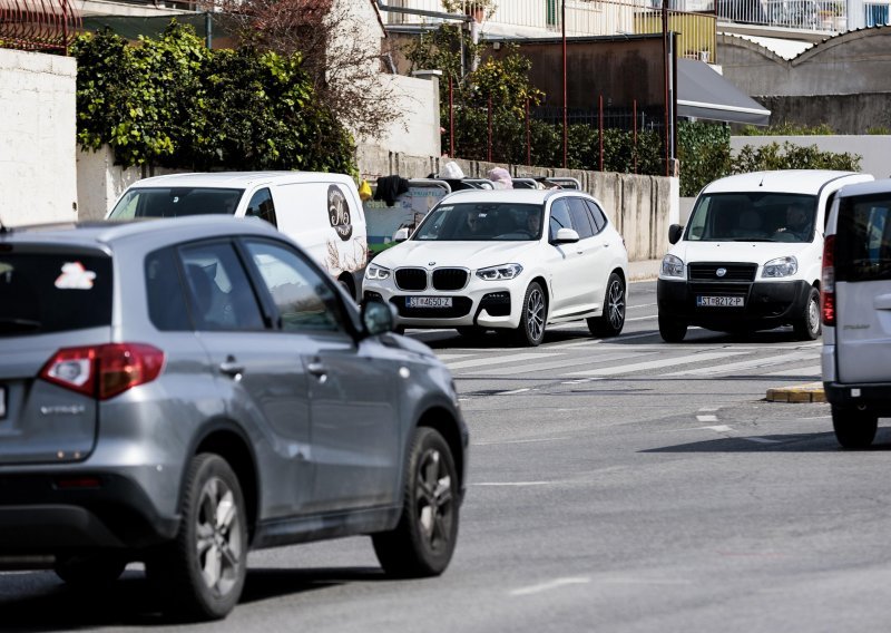 Pada prodaja novih vozila, kupci sve više zaobilaze dizelaše i okreću se hibridima