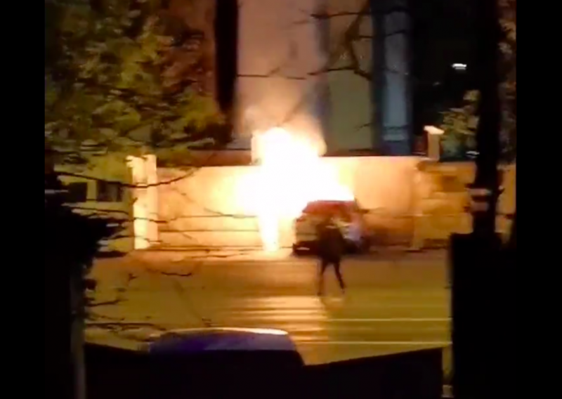 [VIDEO] Autom se zabio u rusko veleposlanstvo u Bukureštu