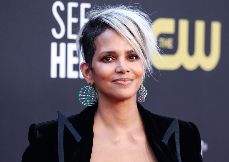 Na najnovije seksi izdanje Halle Berry nije ostao imun ni Jamie Foxx, a njegova reakcija najbolje opisuje ono što ostali misle