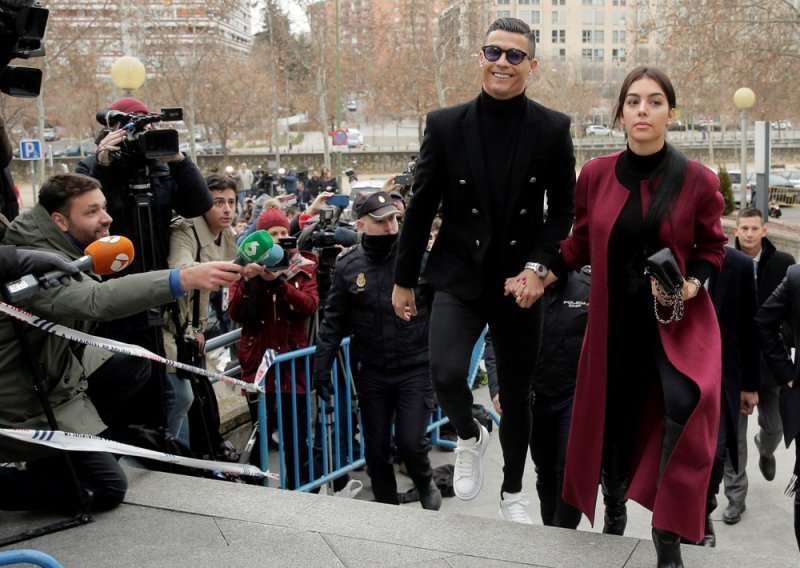 Ni osmijeh ne može sakriti tugu: Nakon tragičnog gubitka sina, Georgina Rodriguez i tek rođena djevojčica napokon su stigle kući