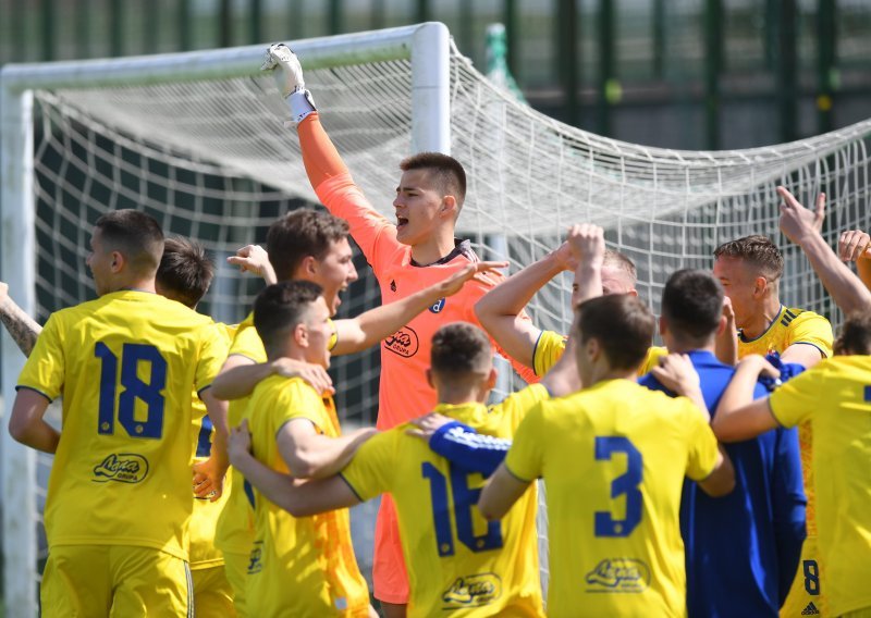 [FOTO] Dinamovi juniori iz Kupa izbacili Hajduk i to na Poljudu; trener 'Bilih' prije 11-eraca na gol poslao ukrajinskog golmana, ali nije pomoglo