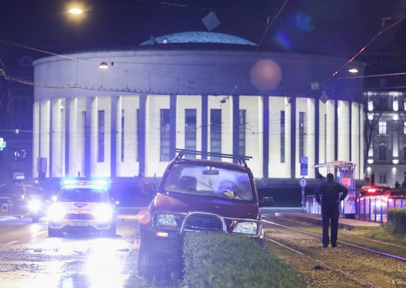 [VIDEO/FOTO] Neobična nesreća u Zagrebu: Vozilo se zabilo u hidrant, voda šikljala 10 metara u zrak