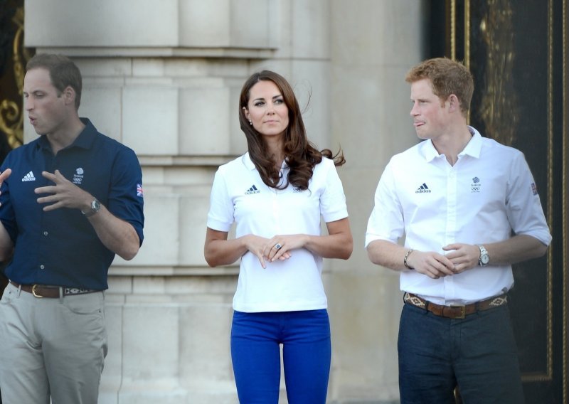 Ususret šestoj sezoni serije 'Kruna' producenti u potrazi za mladom postavom koja bi glumila princa Harryja, Williama i Kate Middleton