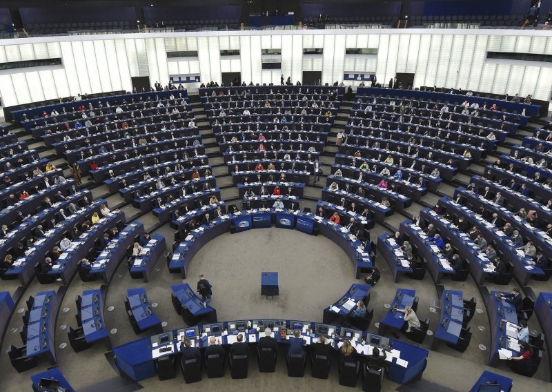Europarlamentarci poručili Srbiji: Nije trenutak za sjedenje na dvije stolice
