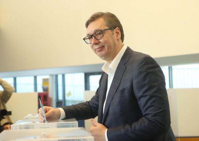 Glasovi u Srbiji se i dalje zbrajaju; Vučić odnio pobjedu; njegov SNS tijesno se provukao; Beograd na rubu novih izbora