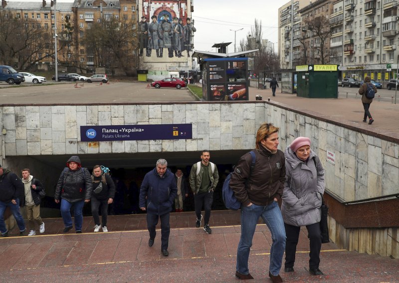 Život se polako vraća u Kijev: Promet je sve gušći, a ponovo rade i frizerski saloni