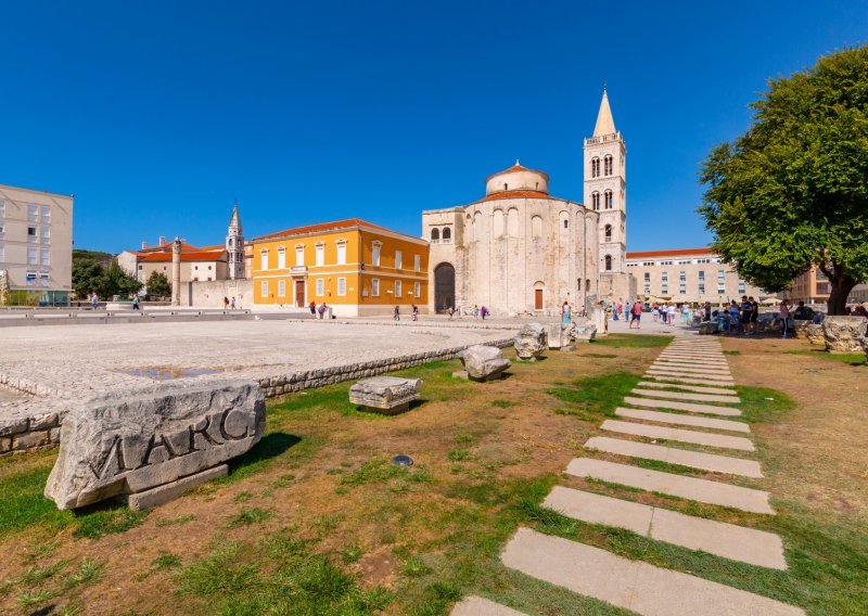 Trojica domaćih mladića napala troje francuskih turista, jedan teže ozlijeđen