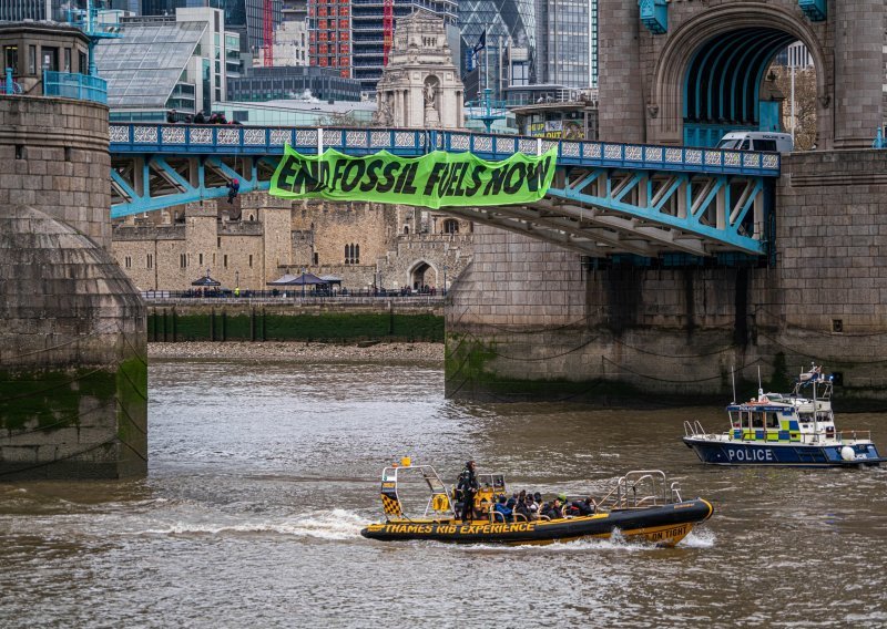 Extinction Rebellion za metu uzeo londonski Tower Bridge