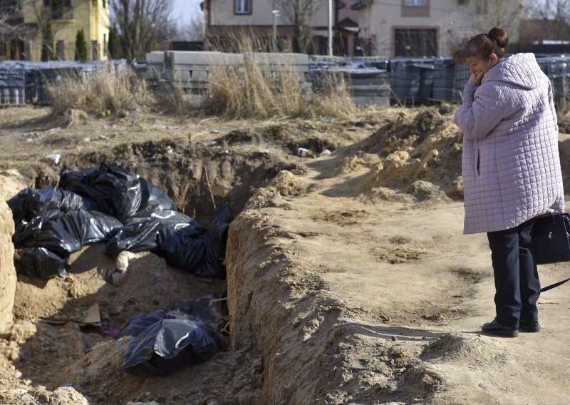 Ukrajinski forenzičari počeli ekshumirati tijela iz masovne grobnice u Buči