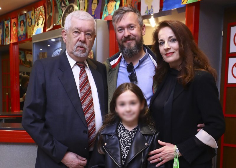 Tri generacije na jednom mjestu: Sašu Broz na premijeri podržali otac Aleksandar Mišo Broz, ali i brat Andrej