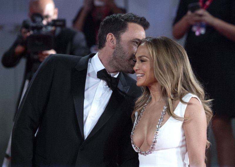 Povijest se ponavlja: Ben Affleck nakon 20 godina ponovno kleknuo i zaprosio Jennifer Lopez
