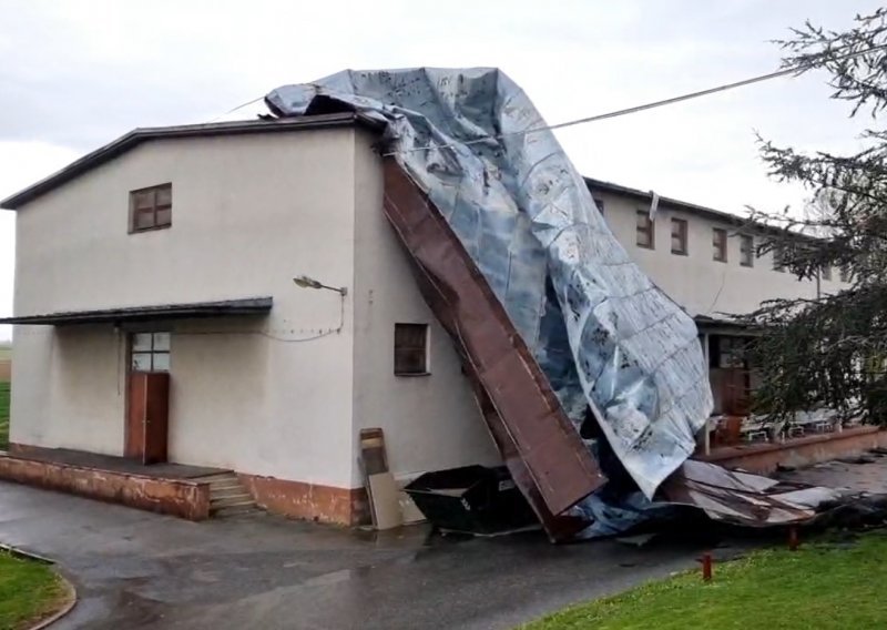 [VIDEO] Olujni vjetar odnio krov sa zgrade u krugu požeške bolnice