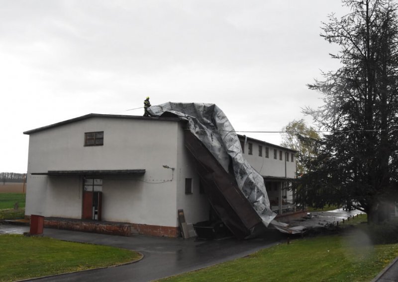 Oluja poharala Požegu i okolicu: Vjetar odnio krov zgrade hitnog prijema u izgradnji