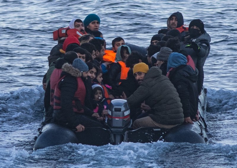Brod s migrantima potonuo kraj Tripolija, spašeno 48 putnika