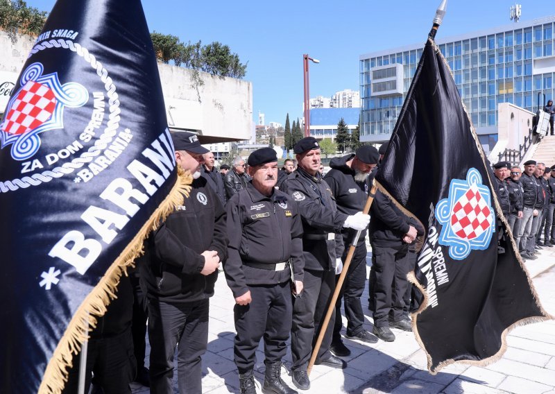 [FOTO] HOS-ovci u Splitu položili vijence: 'Crna legija je bila najvrednija postrojba, o obljetnici osnivanja NDH ne smijemo govoriti'