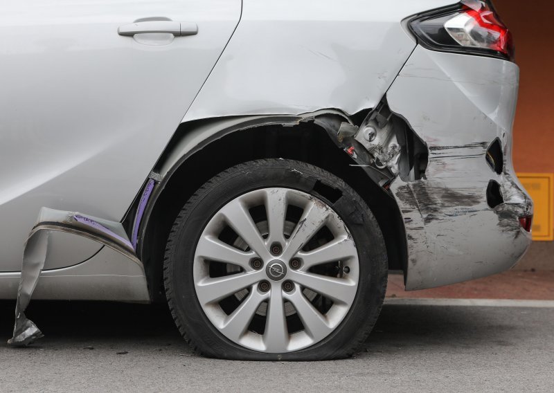 Pijan u Istri polupao parkirane automobile i pobjegao, ubrzo je uhićen