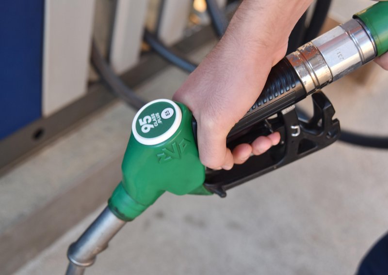 Cijene goriva nastavljaju padati; od ponoći benzin će biti ispod 12 kuna