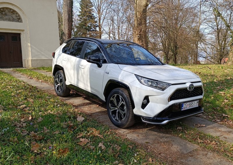 [FOTO/VIDEO] Vozili smo Toyotu RAV4 Plug-in 2.5 HSD AWD: Vrhunski SUV s izvrsnim pogonom PHEV